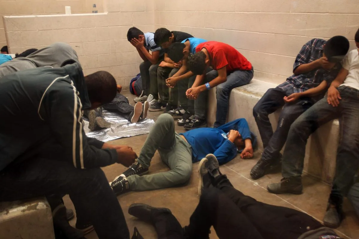 EE.UU. estudia liberar a miles de inmigrantes detenidos por falta de fondos, según el WP 1