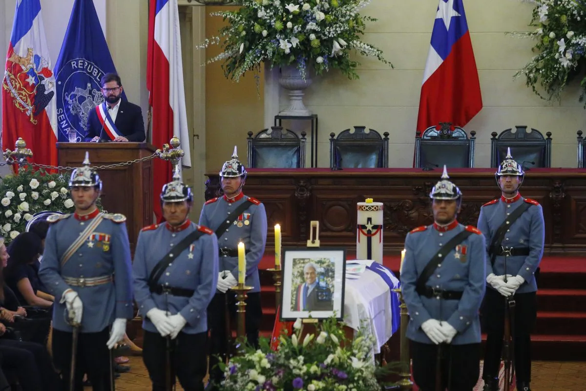 El Gobierno chileno respalda las polémicas declaraciones de Boric sobre Piñera durante su funeral