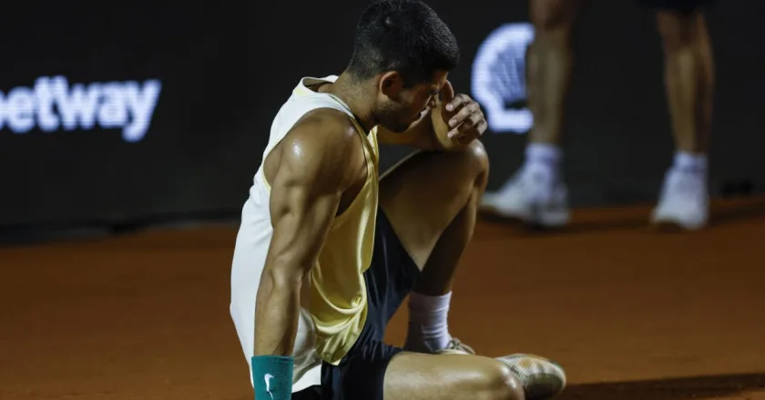 El español Alcaraz abandona el Abierto de tenis de Río de Janeiro, tras torcerse un tobillo