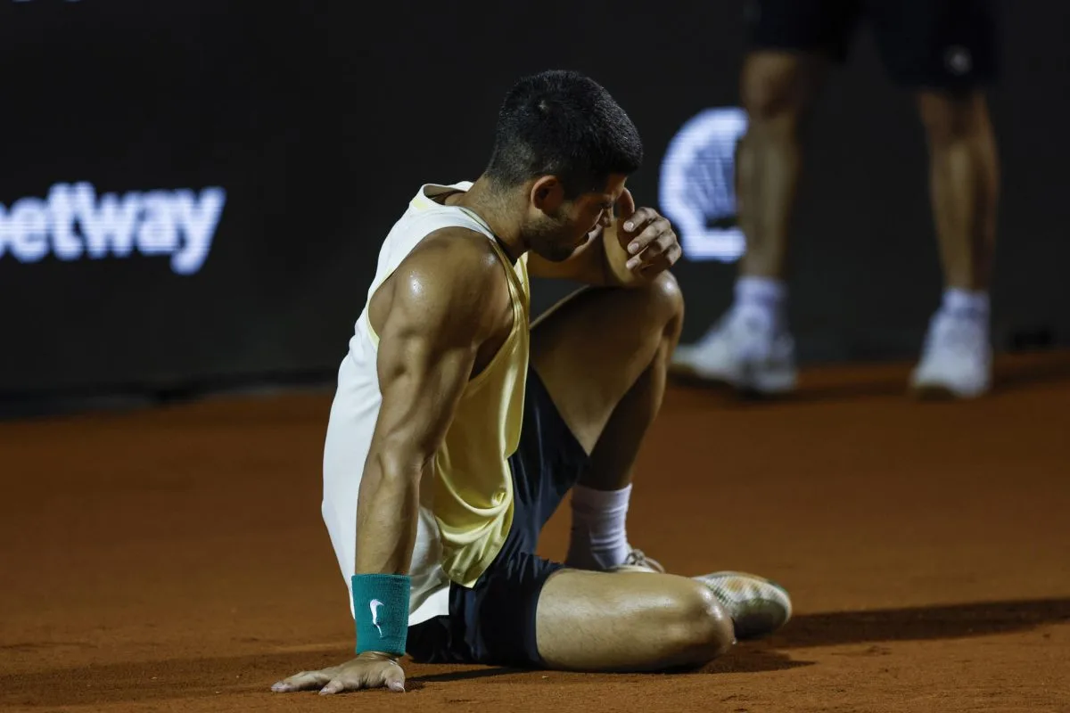 El español Alcaraz abandona el Abierto de tenis de Río de Janeiro, tras torcerse un tobillo
