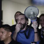 El presidente de El Salvador, Nayib Bukele, vota para su reelección inmediata