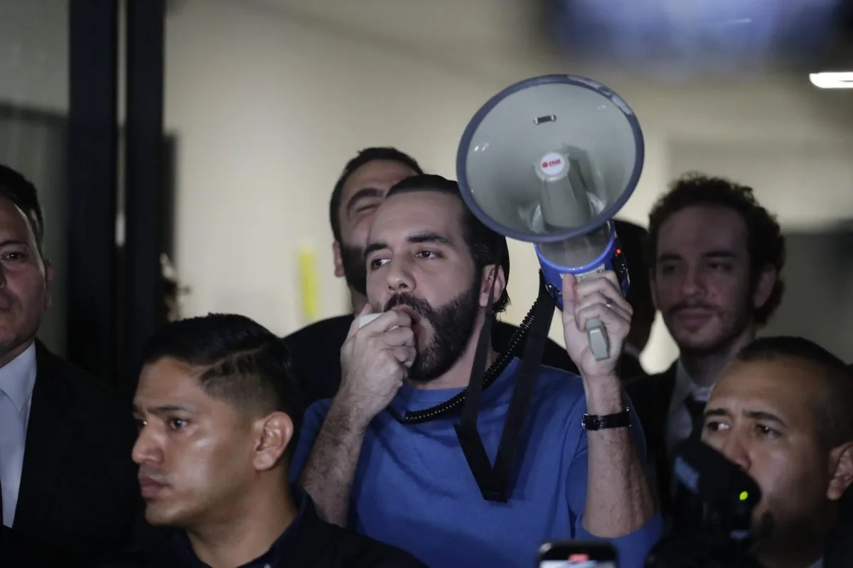 El presidente de El Salvador, Nayib Bukele, vota para su reelección inmediata
