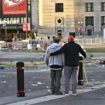 Imputan cargos contra dos personas por el tiroteo en el desfile del Super Bowl