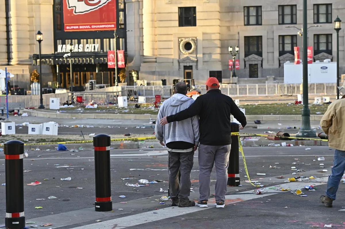 Imputan cargos contra dos personas por el tiroteo en el desfile del Super Bowl