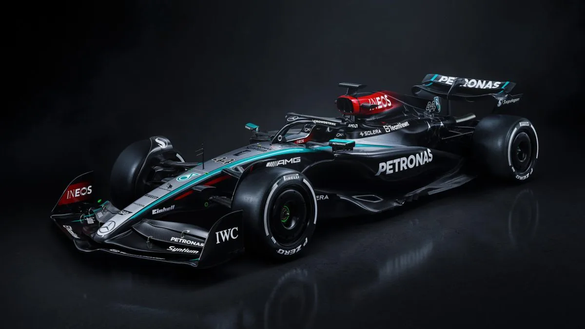 Mercedes presenta el W15, último de la era Hamilton
