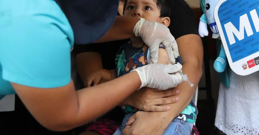 Perú intensifica la campaña de vacunación contra el sarampión ante casos en el sur de Lima