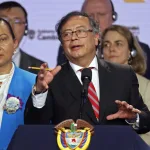 Petro dice que el Gobierno no acepta chantajes de bandas criminales