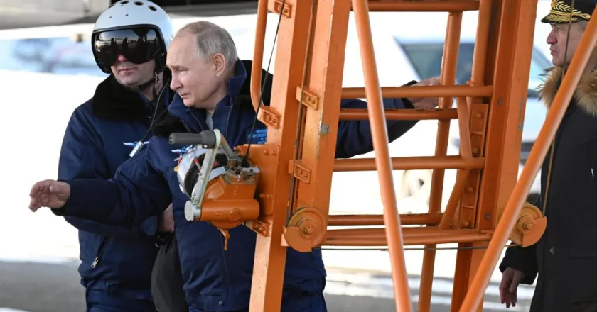 Putin vuela en un bombardero estratégico Tu-160M