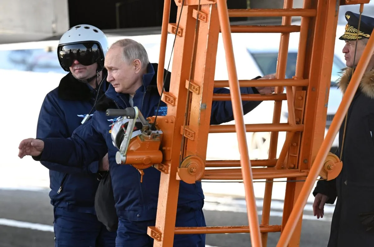 Putin vuela en un bombardero estratégico Tu-160M