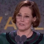 Sigourney Weaver reconoce el trabajo de la actriz de doblaje catalana Maria Lluïsa Solà al recibir el Goya internacional