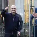 Tim Cook dice que Apple está invirtiendo significativamente en IA generativa