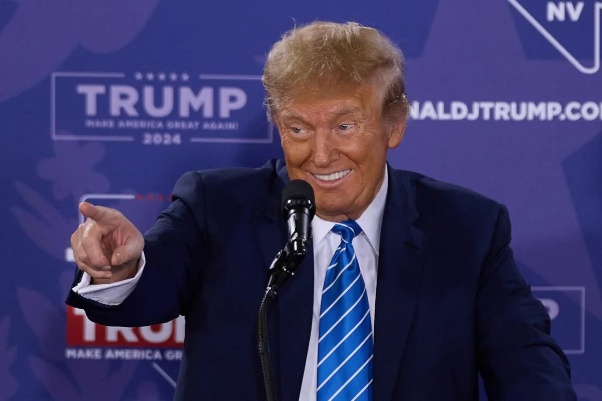 Cae la aprobación de Biden entre los latinos, mientras mejora la de Trump, según una encuesta - Trump lanza una marca de zapatillas tras la multa millonaria que le impuso un juez