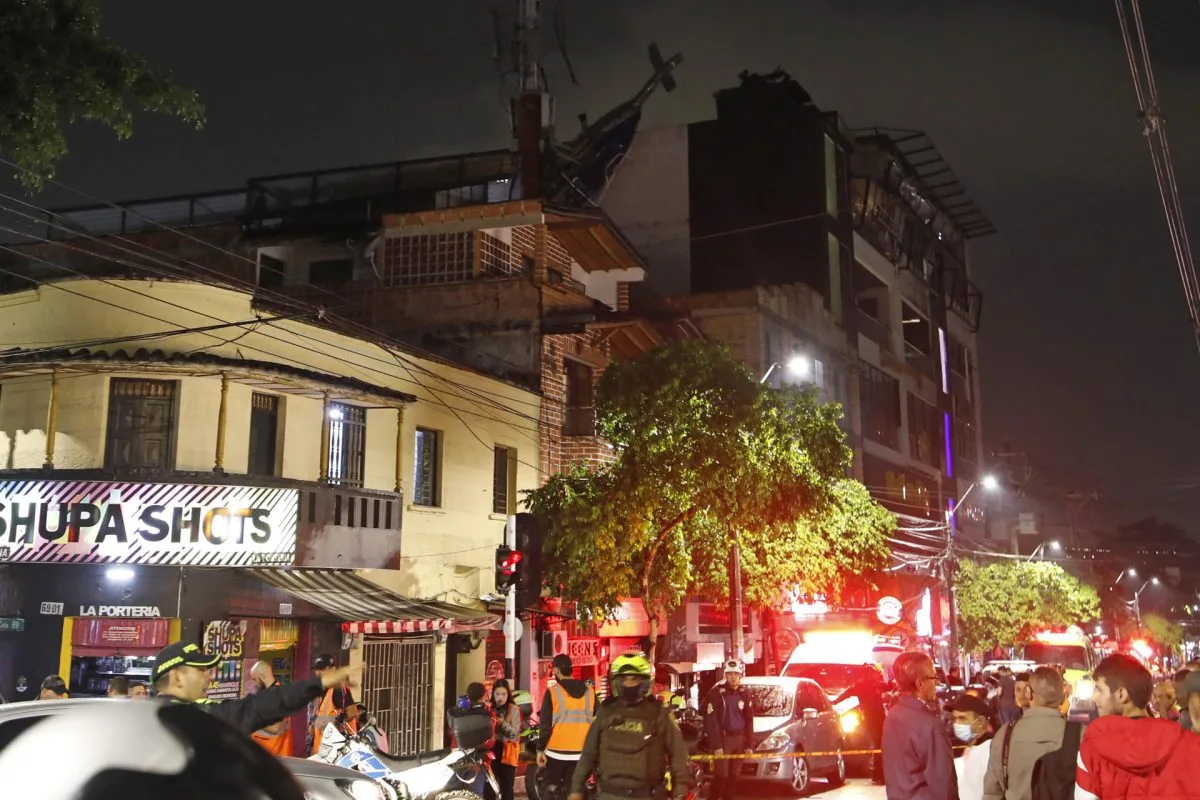 Un herido en caída de un helicóptero sobre edificio en Medellín