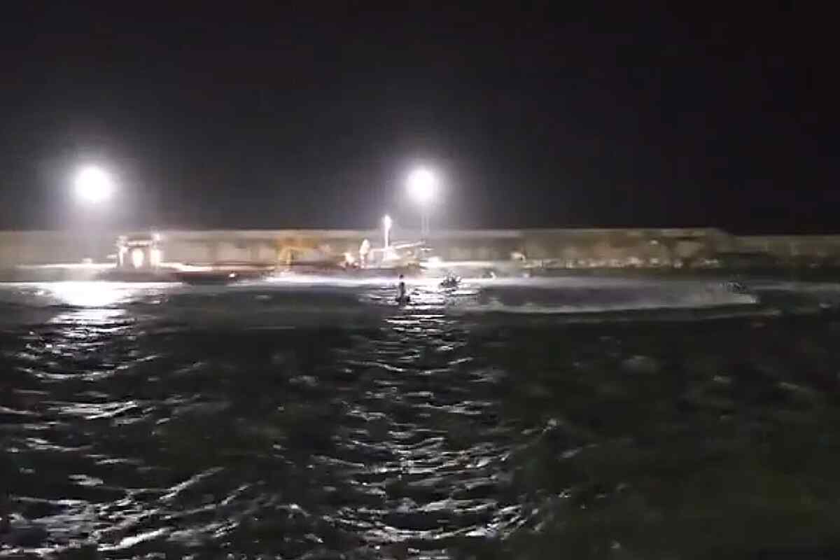 Narcolancha arrolla y mata a dos guardias civiles en un control policial en Barbate