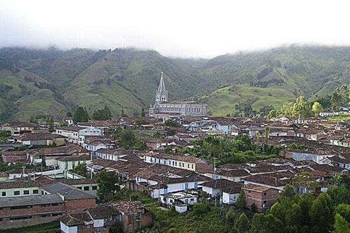Desaparece helicóptero de la Policía Nacional con 4 ocupantes en Caramanta
