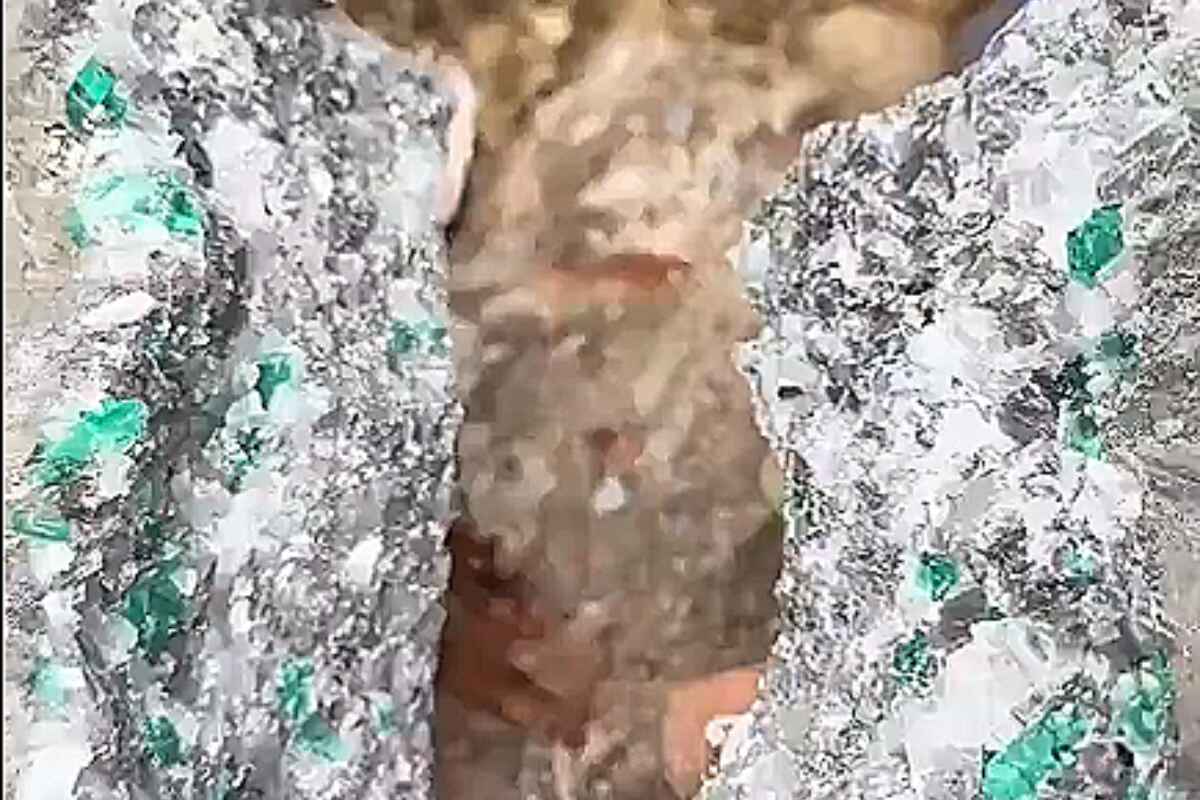 mineros de chivor, Boyacá, encuentran roca llena de esmeraldas y se vuelven virales