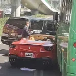 • Ferrari choca con camión de transporte público y queda hecho pedazos en el Periférico Sur, CDMX