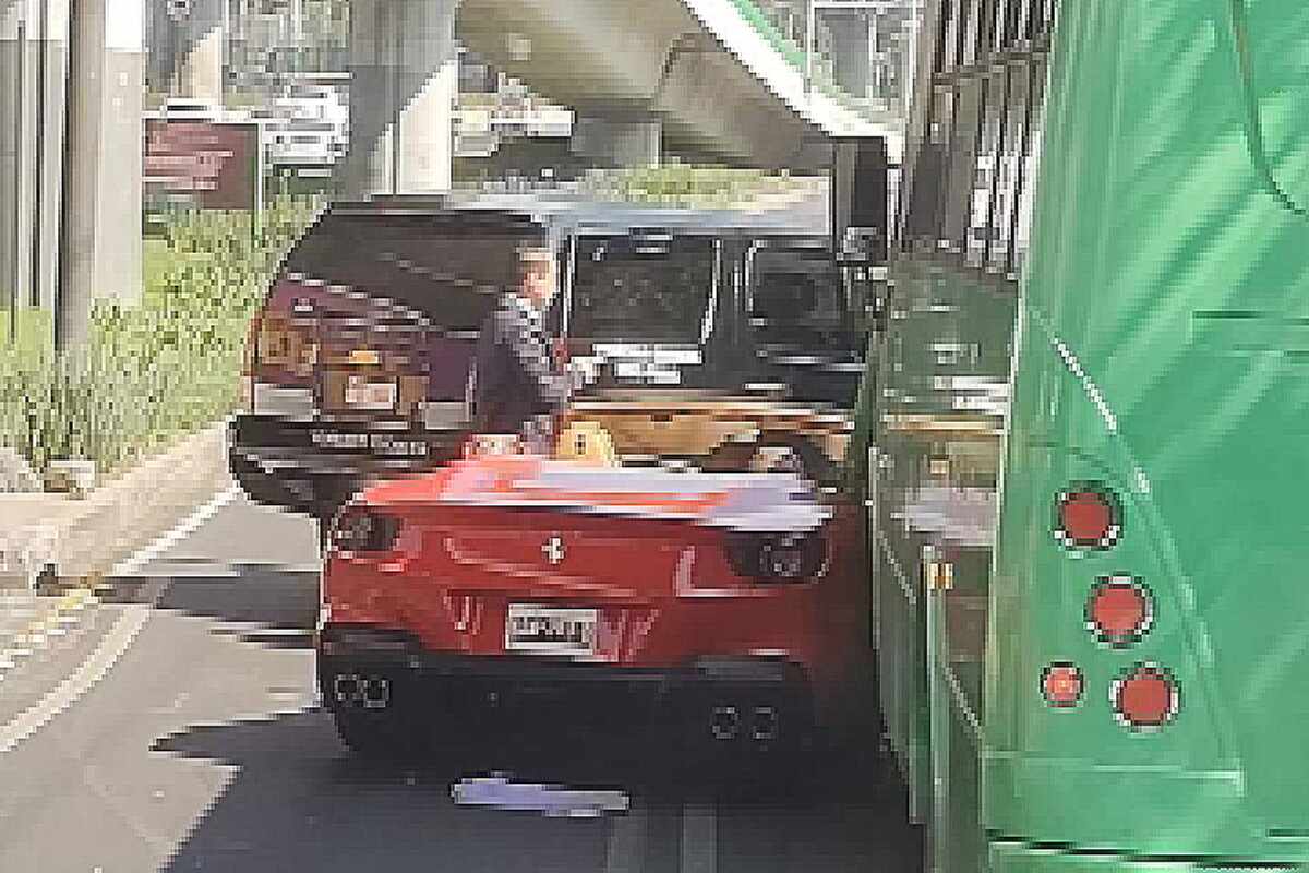 • Ferrari choca con camión de transporte público y queda hecho pedazos en el Periférico Sur, CDMX