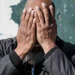 Cómo identificar y cambiar los pensamientos pesimistas que te hacen ver todo negro