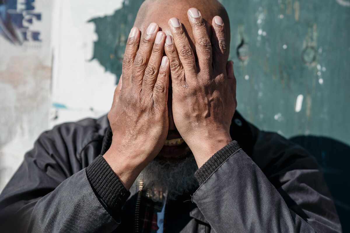 Cómo identificar y cambiar los pensamientos pesimistas que te hacen ver todo negro