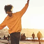 ¿Qué escucha la Generación Z? Los géneros que marcan su identidad y su cultura