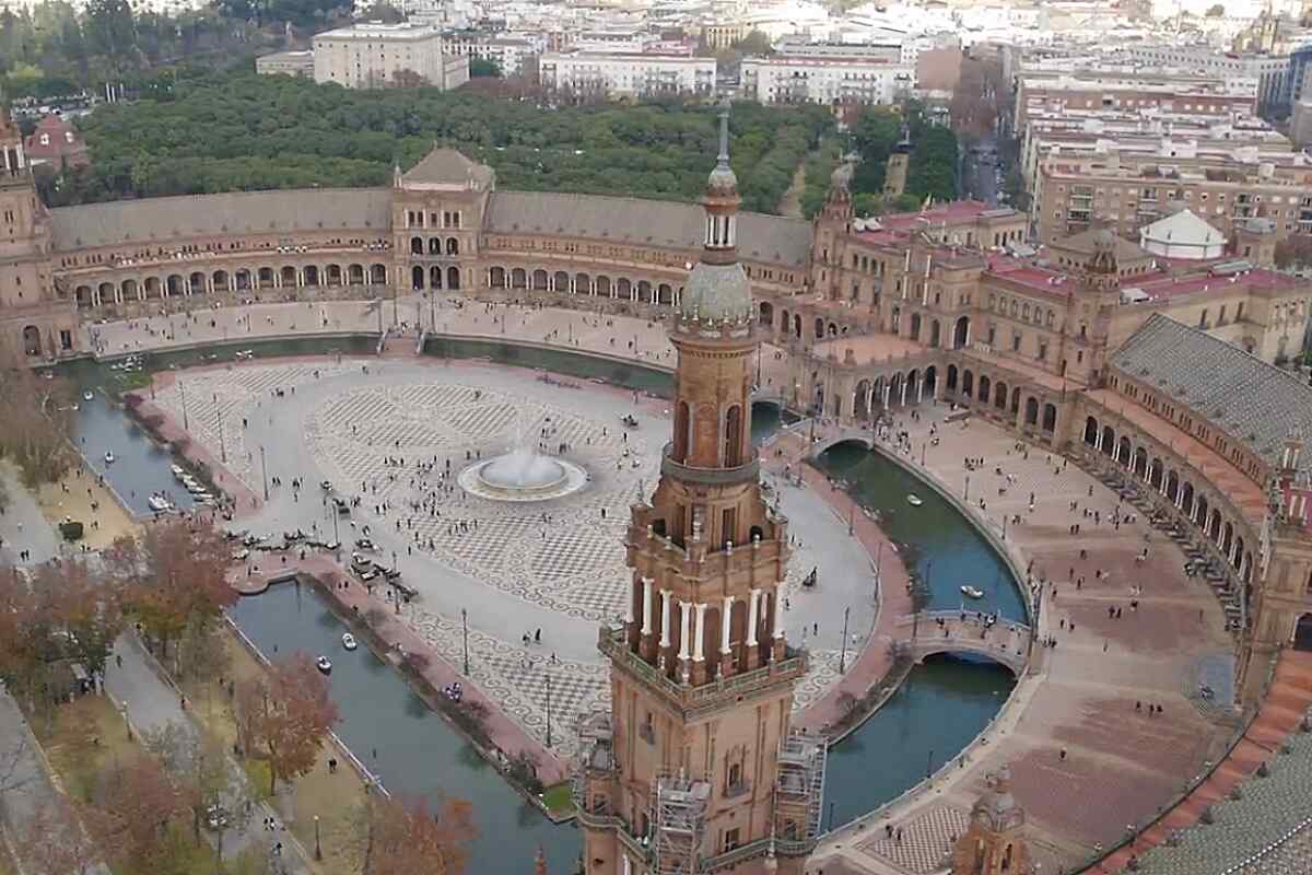 Sevilla cerrará la Plaza de España y cobrará entrada a los turistas para visitarla