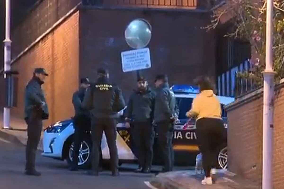 Dos hermanos adoptados, acusados de matar a su madre y abandonar su cuerpo en un coche
