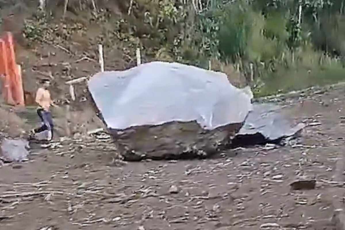 Mujer perdió la vida por el desprendimiento de una roca en la vía El Hatillo – Donmatías