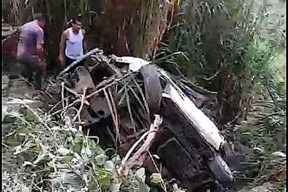 Cuatro fallecidos al desbarrancarse una camioneta en el municipio de Armenia Mantequilla