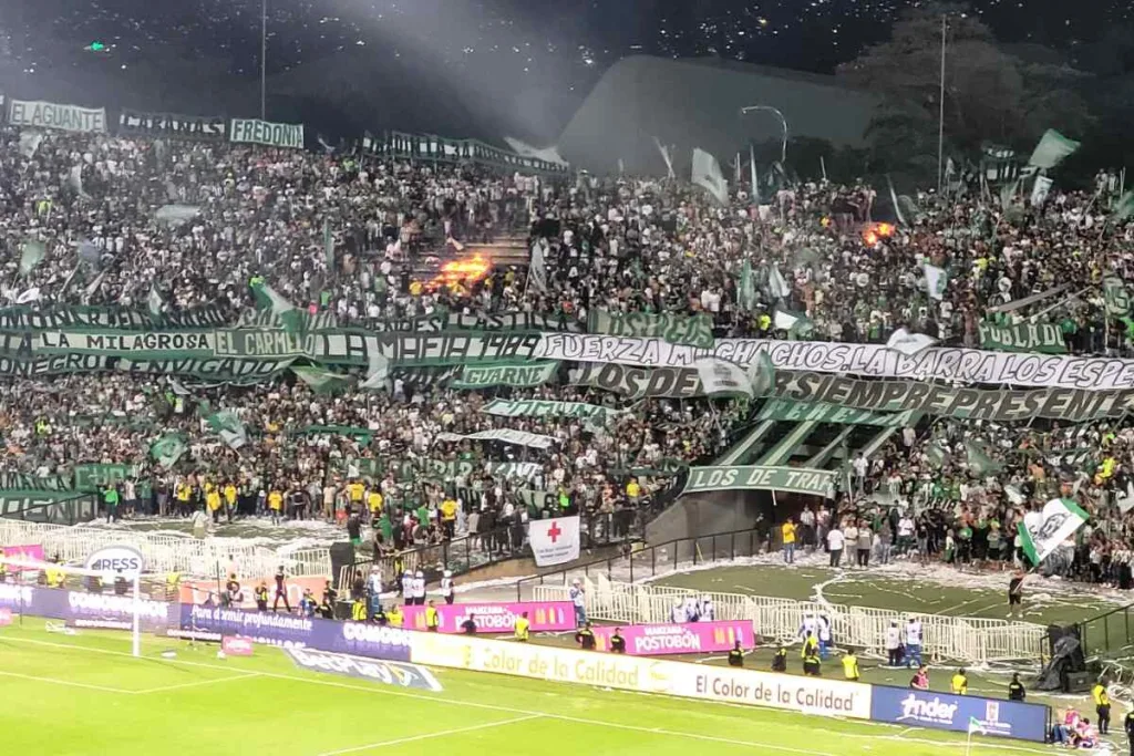 ¡Lamentable! Hinchas de Nacional queman objetos en el Atanasio Girardot tras derrota ante Millonarios