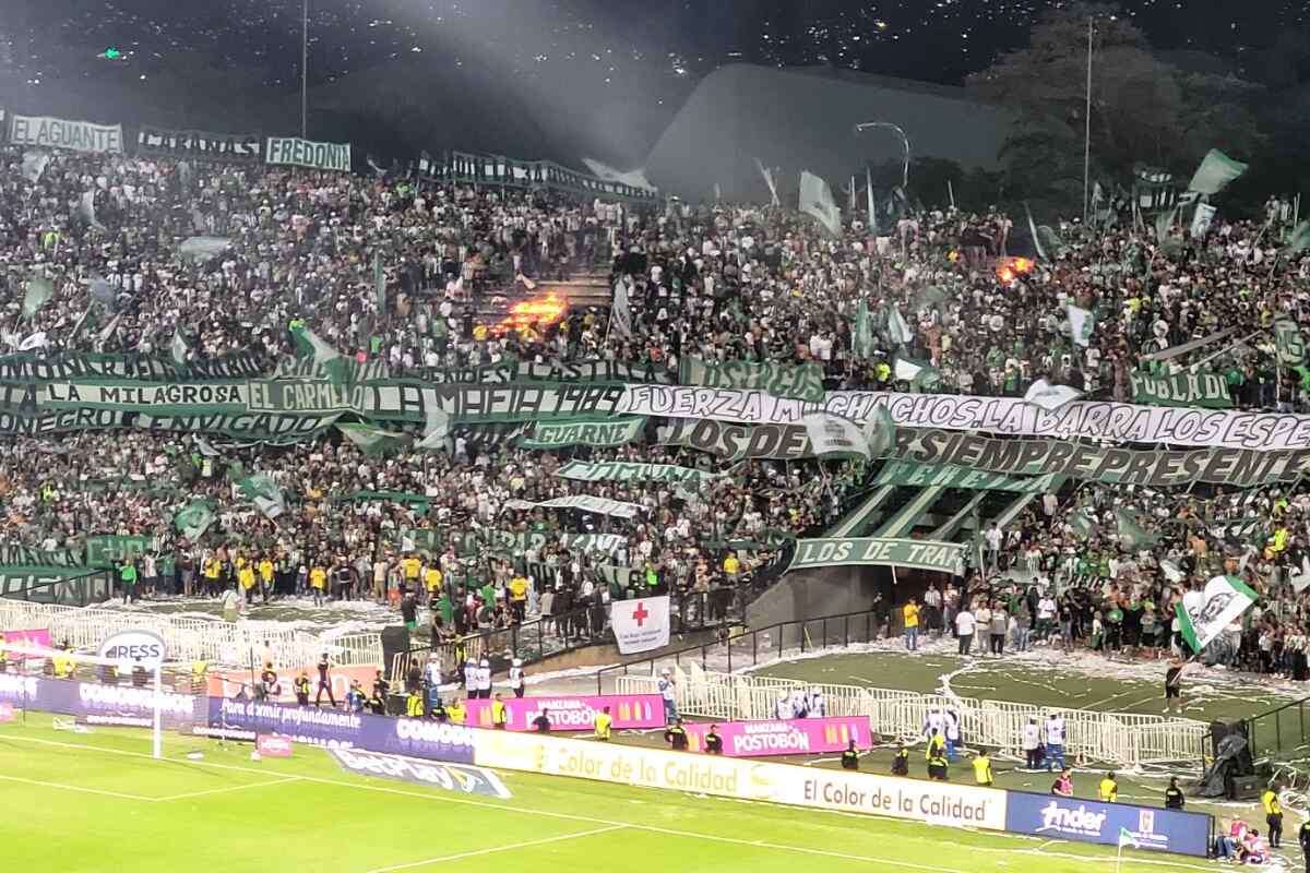 ¡Lamentable! Hinchas de Nacional queman objetos en el Atanasio Girardot tras derrota ante Millonarios