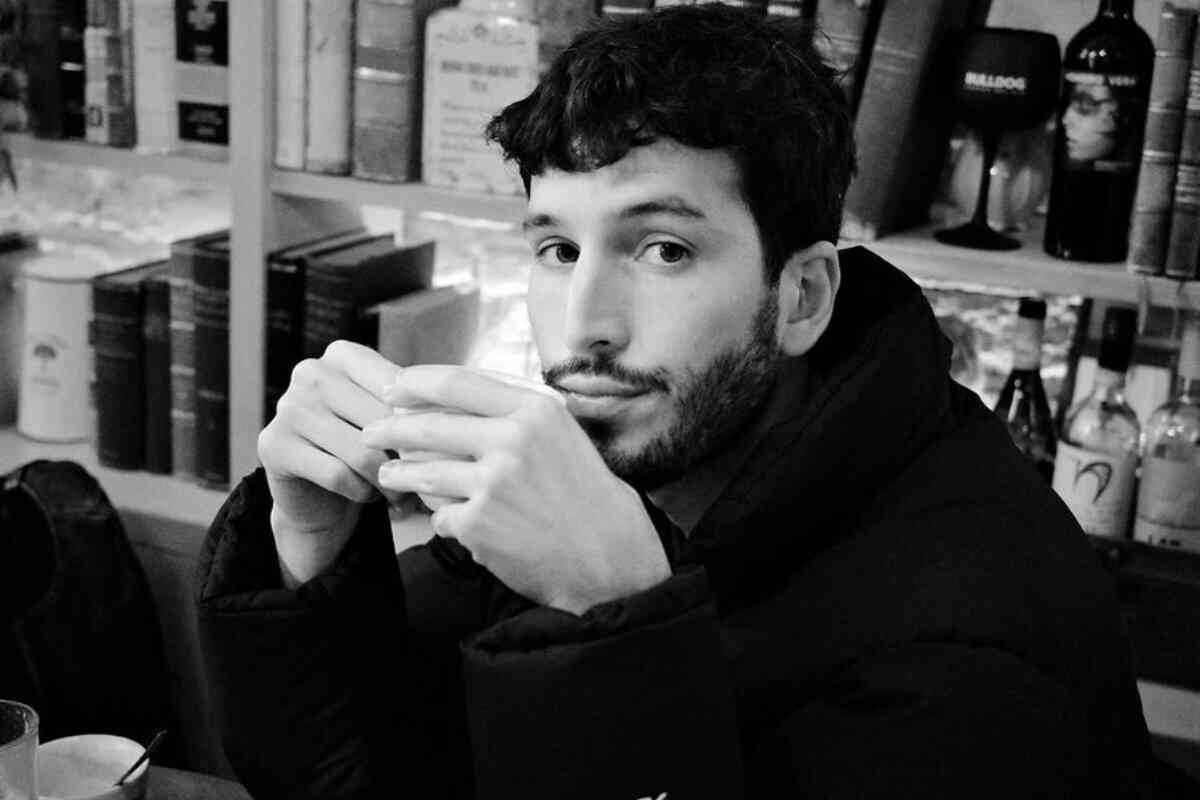 Sebastián Yatra admite que le darían ganas de estar con otra persona, aunque esté enamorado