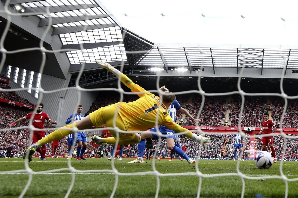2-1. Mac Allister encumbra al Liverpool