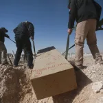 Autoridades sepultan a 67 cadáveres no identificados en mexicana Ciudad Juárez