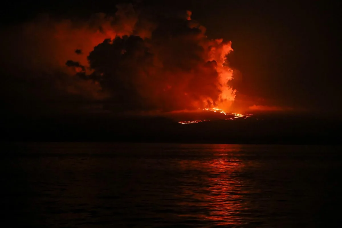 Científicos documentan desde un barco el avance de la erupción del volcán La Cumbre en Galápagos1