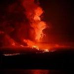Científicos documentan desde un barco el avance de la erupción del volcán La Cumbre en Galápagos1