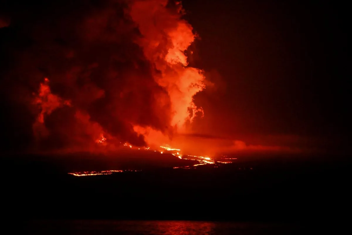 Científicos documentan desde un barco el avance de la erupción del volcán La Cumbre en Galápagos1