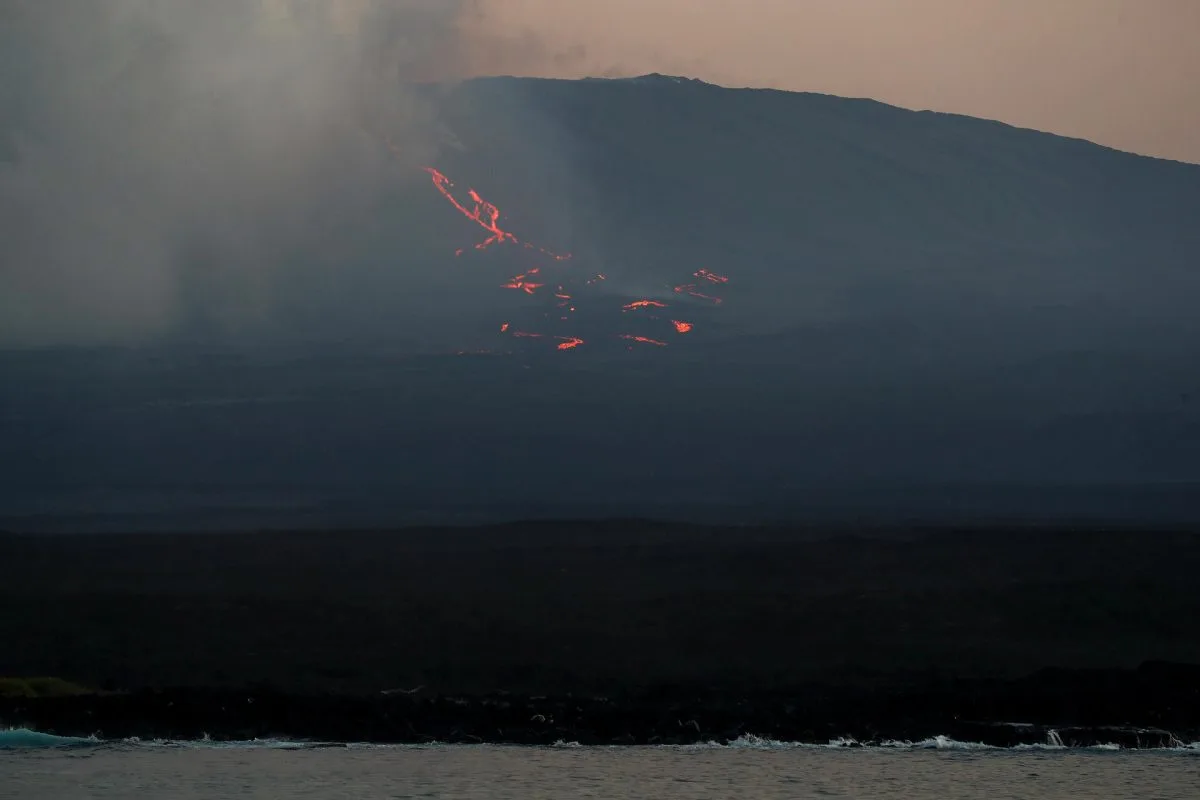 Científicos documentan desde un barco el avance de la erupción del volcán La Cumbre en Galápagos1