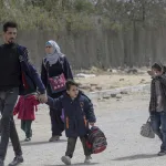 Cientos de camiones esperan entrar en Gaza mientras los niños piden comida, relata UNICEF