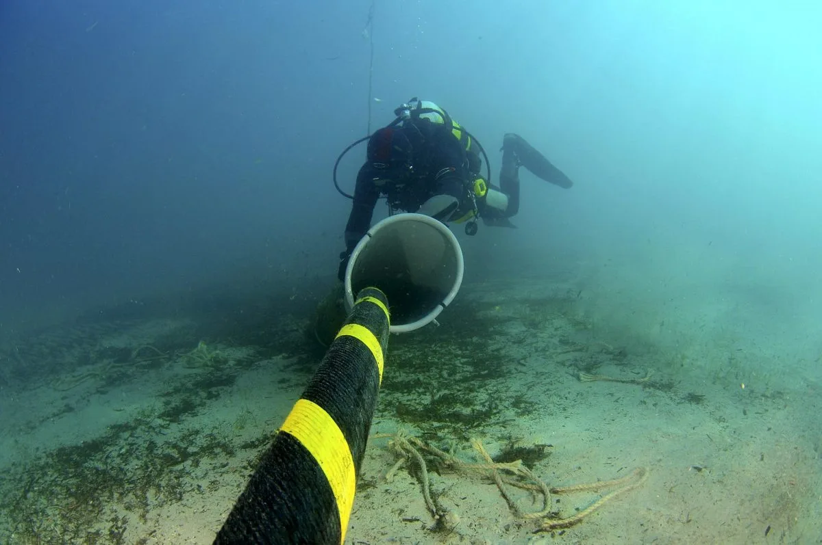 Daños en 4 cables submarinos en mar Rojo afectan al 25% del tráfico de internet, dice HGC