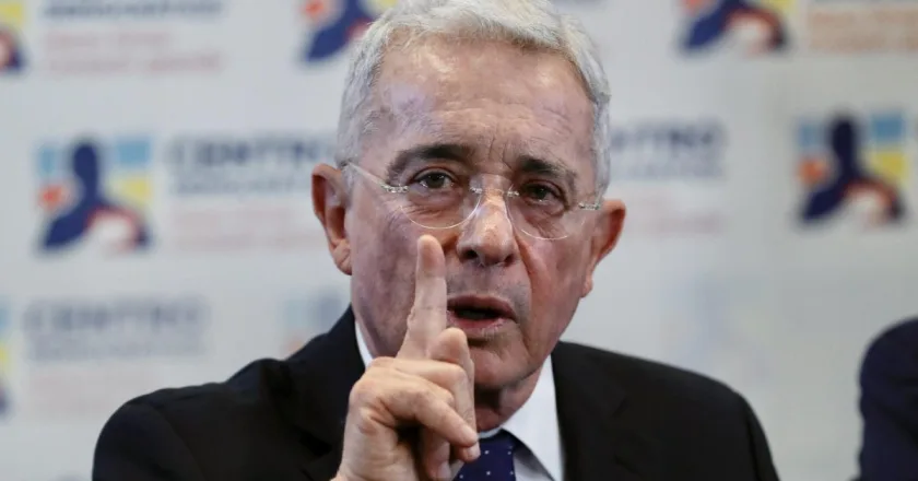Denuncian un plan que amenaza los derechos de Álvaro Uribe y lo achacan a la llegada de Mancuso