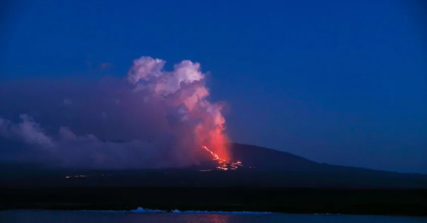 Desciende la intensidad de la erupción del volcán La Cumbre, en las Islas Galápagos