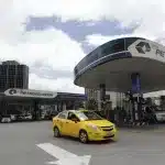Ecuador actualiza el precio de los combustibles con el alza de tres puntos en el IVA