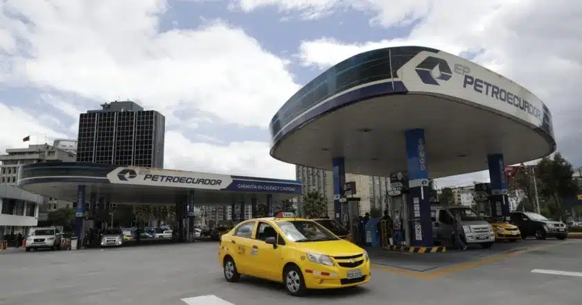 Ecuador actualiza el precio de los combustibles con el alza de tres puntos en el IVA