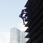 El Spiderman francés escala a sus 61 años un rascacielos de 217 metros en Manila