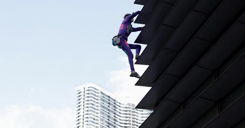 El “Spiderman” francés escala a sus 61 años un rascacielos de 217 metros en Manila
