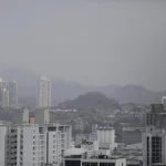 El humo tóxico persiste en la Ciudad de Panamá por incendio en el mayor vertedero del país