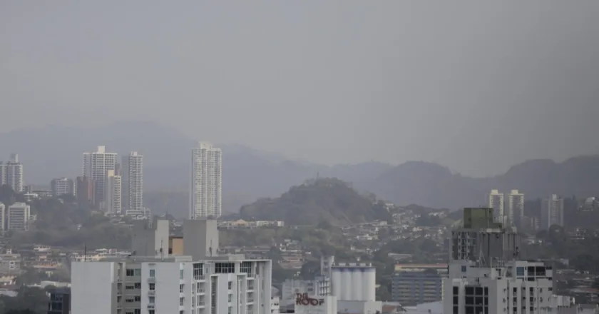 El humo tóxico persiste en la Ciudad de Panamá por incendio en el mayor vertedero del país