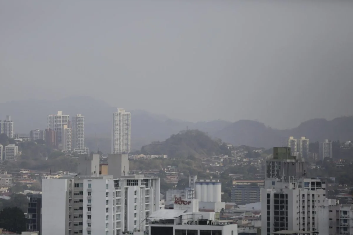 El humo tóxico persiste en la Ciudad de Panamá por incendio en el mayor vertedero del país