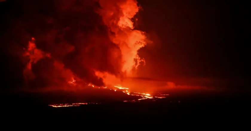 El volcán La Cumbre, en Galápagos, mantiene flujo de lava pese a tendencia a la baja